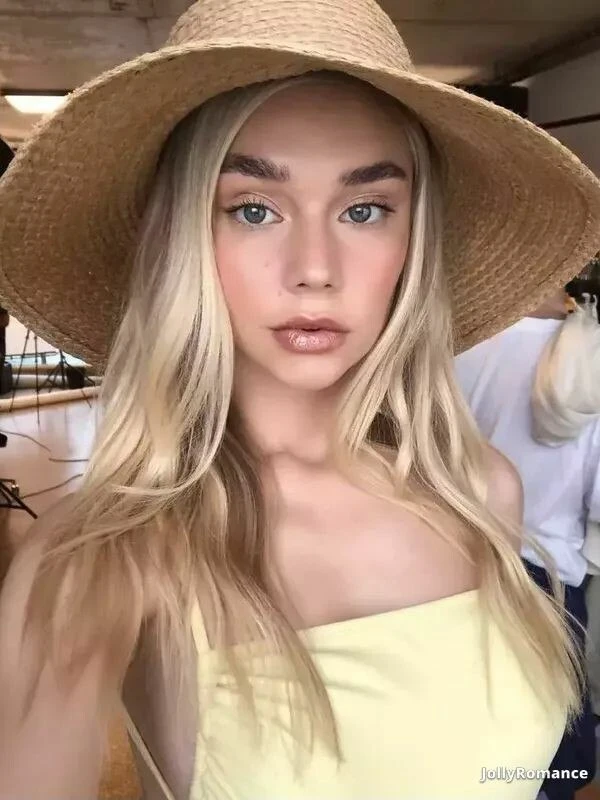 Elena Profile image 4